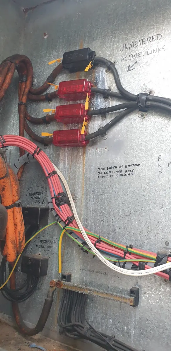Large commercial electrical links and cabling inside a switchboard